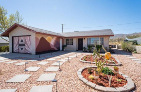 Hot Tub, Games, King Bed, Fire Pit, BBQ Grill, minutes from National Park and Views